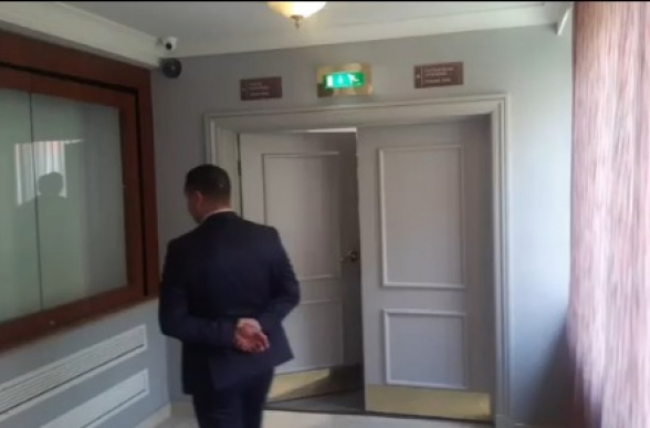 Оппозиционные депутаты прошли в гостиницу «Marriott», где Пашинян участвует в форуме (видео)